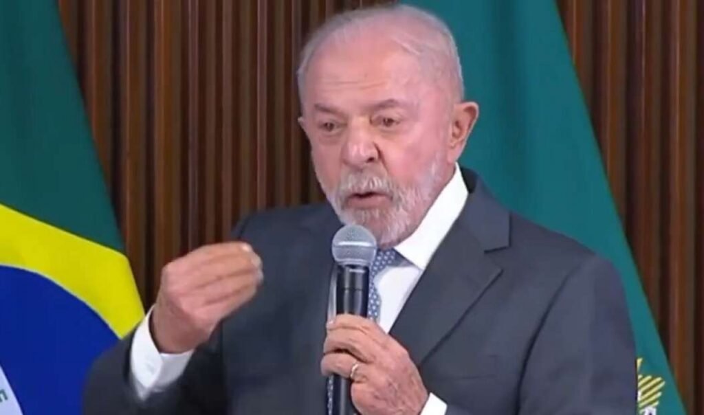 Todo mundo lembra das promessas de “governo técnico”, “ética” e “reconstrução da democracia” repetidas pela esquerda desde a campanha de Lula. Lembram também do discurso de que só a direita seria “amiga de empresários” e “capturada por lobistas”. Pois bem, mais uma vez a realidade está esfregando na cara do Brasil o tamanho dessa hipocrisia. Enquanto o país sofre com inflação, impostos altos e serviços públicos em frangalhos, o noticiário volta a mostrar o que realmente parece funcionar muito bem em Brasília: a velha engrenagem de poder, lobby e dinheiro circulando perto do Planalto. O que está acontecendo em Brasília agora? Essa pergunta surge porque a Polícia Federal, segundo revelou o colunista Lauro Jardim, já tinha encontrado o nome de Marcola, funcionário ligado ao Planalto, recebendo dinheiro de lobista. E agora aparece mais um nome de dentro do governo Lula envolvido com o mesmo tipo de movimentação. Quem é esse novo beneficiado? O nome ainda não foi revelado publicamente, mas a informação central é clara: não é um caso isolado. Ou seja, não parece ser “um ponto fora da curva”, mas sinal de um ambiente onde gente do entorno de Lula se sente à vontade para se aproximar de lobistas e receber valores. Isso é caso isolado mesmo? Diante do histórico do PT, dos escândalos de mensalão e petrolão, fica difícil engolir a narrativa de que é tudo coincidência. A pergunta que o brasileiro faz é simples: até quando a esquerda vai posar de moralista enquanto seus aliados aparecem, um a um, ligados a dinheiro suspeito? Por que a esquerda é tão blindada? Quando é alguém da direita, a máquina inteira se move: manchetes, julgamentos midiáticos, pressão total. Quando é gente do governo Lula, o tom é sempre “cauteloso”, “ponderado”, “vamos esperar”. Dois pesos, duas medidas. A velha seletividade que o povo conservador já conhece. No fim, o fato é direto e incômodo: além de Marcola, a PF encontrou outro funcionário do Planalto que recebeu dinheiro de lobista. Mais um capítulo que desmonta o discurso de pureza da esquerda e mostra por que tanta gente está cansada desse teatro em Brasília.