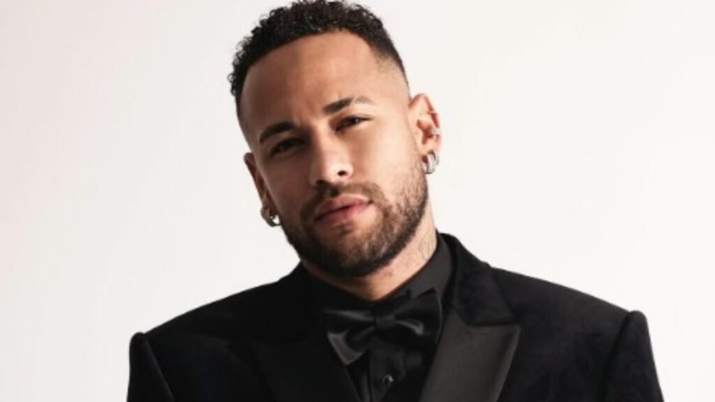 Há anos a vida pessoal de Neymar é usada como espetáculo por imprensa, militância lacradora e fofoqueiro de plantão. Todo passo, toda relação, toda polêmica vira manchete, enquanto os mesmos “defensores da família” da esquerda fecham os olhos para a destruição de valores dentro da política, nas escolas e nas leis. Quando é artista engajado de esquerda, o sistema passa pano. Quando é alguém que não se curva ao politicamente correto, o tratamento muda na hora. Agora, mais uma novela judicial entra em cena: uma modelo húngara afirma que Neymar é pai de uma menina de 11 anos, Jázmin Zoé. DNA coletado, Justiça do Brasil e da Hungria envolvidas, processo arrastado e uma pergunta no ar: até onde isso vai e quem ganha com essa exposição sem fim? Por que o processo demora tanto? A advogada explica que a cooperação entre Brasil e Hungria e a burocracia judicial atrasaram o exame, mesmo com o material já coletado. Neymar corre risco de prisão? Não. O caso é de reconhecimento de paternidade, com foco em direitos da criança, pensão e registro, não em prisão do jogador. O que a Justiça pode presumir agora? Se houver resistência injustificada, o juiz pode aplicar a Súmula 301 do STJ e presumir a paternidade com base na postura do suposto pai. Quais direitos a menina teria? Se o DNA confirmar, ela terá os mesmos direitos dos outros filhos: pensão, herança, nome, convivência e benefícios como dependente. Por que a mídia explora tanto isso? Porque a vida de Neymar rende cliques, polêmica e narrativa, enquanto problemas sérios do país são empurrados para debaixo do tapete. A advogada deixa claro: adiar não protege, só piora. Se a paternidade for confirmada, a Justiça vai garantir tudo o que a lei prevê para a criança, inclusive valores retroativos. No fim, o que poderia ser tratado com discrição vira show público, manchete sensacionalista e combustível para quem adora destruir reputações, mas nunca cobra com a mesma força os poderosos da política que realmente detonam o futuro do Brasil.