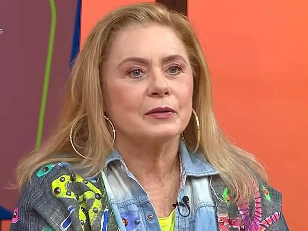 Vera Fischer finalmente abriu o jogo e contou como perdeu a guarda do filho Gabriel, então com apenas 4 anos, no auge do vício em drogas e de uma relação violenta com o ator Felipe Camargo. A atriz descreveu brigas em público, noites inteiras fora de casa, agressividade e um ambiente totalmente incompatível com qualquer ideia de família estruturada. Quem é o foco do relato? A própria Vera Fischer, falando abertamente sobre seu passado de vício, violência e a perda da guarda do filho pequeno. Ela admitiu que passou a andar com uma “galera jovem que se drogava”, que vivia em boates e virava noites fora de casa. Resultado: ela ficou “muito violenta” e o companheiro também. As brigas explodiram em público, viraram escândalo e terminaram na Justiça tirando dela a guarda do menino. Por que a guarda foi perdida exatamente? Porque o ambiente de drogas, noites fora e brigas públicas foi considerado inadequado para uma criança de 4 anos. Vera não amenizou o impacto: perder o filho foi “mortal”. Só depois disso ela se internou duas ou três vezes para tentar sair do vício, reconhecendo que a situação tinha passado de todos os limites. O que ela fez após a decisão judicial? Ela buscou tratamento, se internou repetidas vezes e reorganizou a rotina para continuar vendo o filho. Mesmo sem a guarda, Vera contou que viu o menino todos os fins de semana. Para isso, chegou a comprar um sítio que era de Xuxa, com cerca de 20 quartos, para receber o filho, os amiguinhos dele, a filha Rafaela, amigos e familiares, enquanto gravava novela durante a semana. Por que esse relato chama tanta atenção? Porque expõe, pela boca de uma grande estrela, o custo humano da vida de excessos vendida como “liberdade” pela elite artística. Durante décadas, parte da classe artística – em grande medida alinhada à esquerda, à Globo e ao discurso “progressista” – romantizou drogas, vida noturna sem limites, “desconstrução” da família tradicional e rebeldia como se tudo isso não tivesse consequência real. Agora, uma das maiores atrizes do país admite que esse pacote quase destruiu o que ela tinha de mais importante: o próprio filho. Qual a contradição mais evidente aqui? A mesma elite que relativiza valores familiares vive, na prática, tragédias que esses valores poderiam evitar. Enquanto artistas engajados atacam conservadores, zombam de quem defende família, disciplina e limites, a realidade aparece: criança no meio de briga, vício, violência, decisões judiciais duríssimas. A narrativa “liberal” de costumes cai quando confrontada com o sofrimento concreto de uma mãe que diz ter sido “mortalmente” atingida pela perda da guarda. O que isso revela sobre o meio artístico? Que por trás do glamour, há um rastro de famílias quebradas, vícios e dor que raramente é mostrado com honestidade. Vera também mostra outro ponto: quando a conta chega, não é a militância, nem o discurso “lacrador” que segura. É internação, tratamento duro, reconstrução lenta da relação com os filhos. Tudo aquilo que o discurso conservador sempre alertou – responsabilidade, limites, proteção da infância – aparece como necessidade básica, não como moralismo. Por que o público conservador se incomoda com isso? Porque vê a mesma turma que normaliza excessos sendo tratada com glamour, enquanto pais comuns são julgados com muito mais rigor. Se fosse alguém da direita, um político conservador, um pastor ou qualquer figura ligada a valores tradicionais, o caso seria explorado até a exaustão como prova de “hipocrisia”. Mas quando é uma estrela querida da TV, o tom vira “superação”, “fase difícil”, “recomeço”. Dois pesos, duas medidas. Existe blindagem para certos grupos? Na prática, sim: a narrativa muda conforme o alinhamento ideológico e o status na indústria cultural. O relato de Vera Fischer, feito em um evento badalado, escancara um padrão: a mesma indústria que ataca quem defende família e ordem é a que produz ídolos mergulhados em vícios, relacionamentos tóxicos e decisões que destroem a infância de seus próprios filhos. O que fica de lição para as famílias? Que glamour não protege ninguém, e que valores conservadores existem justamente para evitar esse tipo de tragédia. No fim, por trás da confissão emocionada, fica a pergunta incômoda: quantas outras histórias parecidas existem na elite artística, escondidas sob o tapete enquanto se aponta o dedo para quem ousa defender família, limites e responsabilidade com as crianças?