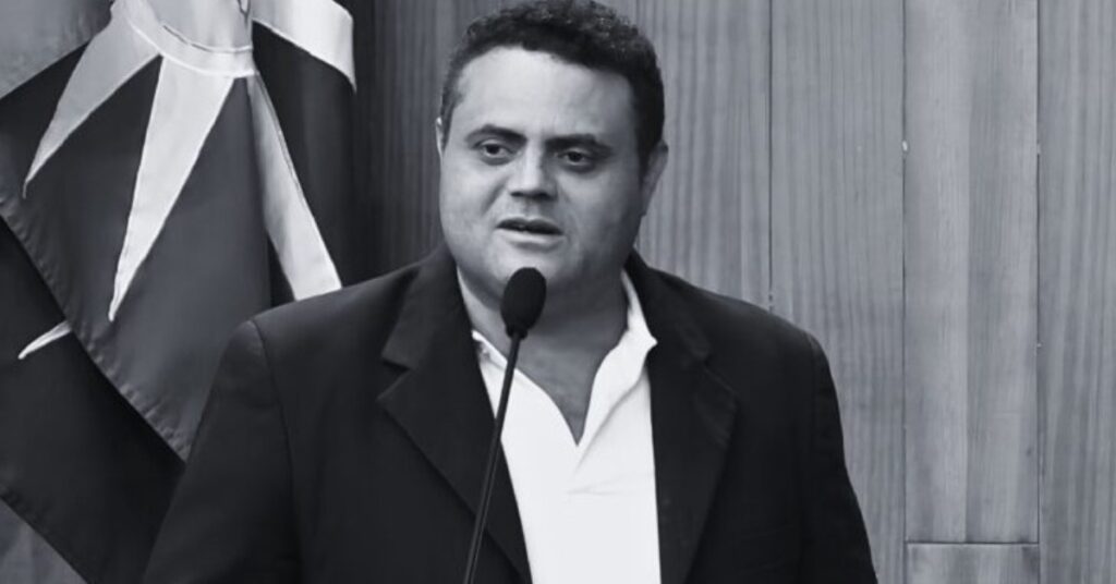 Mais um político que não vivia de holofote, não vivia de lacração em rede social, cai vítima de um Brasil cada vez mais violento e descontrolado. Enquanto a elite progressista discute linguagem neutra e pauta identitária, quem está na ponta, lidando com gente doente, pobre e abandonada, paga a conta com a própria vida. Edson Carvalho Ferreira, o Edinho Combate ao Câncer, vereador de Uberlândia, construiu sua história ajudando pacientes com câncer, criando associação, ouvindo comunidade, trabalhando em secretaria, fazendo aquilo que a esquerda adora prometer, mas raramente entrega na prática. Por que ninguém fala da segurança pública? A morte dele, com adolescente apreendido e outros suspeitos sendo procurados, mostra um sistema que falhou em tudo: família, escola, leis frouxas e um Estado que protege bandido e esquece a vítima. Até quando vamos aceitar isso? Enquanto prefeitos decretam luto oficial e câmaras cancelam sessões, a pergunta que fica é simples: amanhã vai ser quem? Um vereador hoje, um cidadão comum amanhã. E a resposta do poder público quase sempre é a mesma: nota de pesar, discurso emocionado, promessa vazia. Quem protege o cidadão de bem? A apreensão de um adolescente suspeito escancara o problema que a esquerda finge não ver: legislação branda, menor infrator tratado como vítima do sistema, e a sociedade refém de uma criminalidade cada vez mais precoce. Por que a vida vale tão pouco? Edinho, advogado, homem de comunidade, relator de políticas de combate ao câncer, é arrancado da vida de forma brutal. E o máximo que o sistema oferece é investigação em andamento e mais um caso para as estatísticas. O que realmente vai mudar? Se nada for feito de verdade em segurança, punição e valorização da vida, a morte de mais um brasileiro trabalhador, desta vez um vereador que dedicou a vida a quem sofre, será apenas mais um capítulo triste de um país cansado de chorar e de enterrar seus melhores.