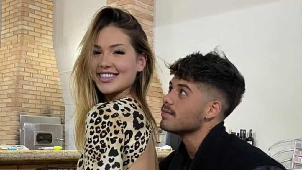 Todo mundo já percebeu como a indústria do entretenimento anda empurrando um modelo de família cada vez mais distante dos valores conservadores. A mesma mídia que ridiculariza pai de família tradicional, que aplaude militância progressista e lacração vazia, transforma qualquer casal midiático em “referência” para milhões de jovens. Enquanto isso, quem defende respeito, hierarquia familiar e responsabilidade é tratado como ultrapassado. Mas basta um vídeo viralizar para ficar claro o tipo de comportamento que está sendo normalizado dentro de casa, diante das crianças e de milhões de seguidores. Ninguém esperava que, em pleno Dia dos Pais, a cena fosse essa: um momento que deveria ser de honra, gratidão e carinho vira palco de piadinha estranha, apelido esquisito e clima de deboche travestido de “brincadeira de casal”. E tudo isso exibido como se fosse a coisa mais normal do mundo. Por que isso viraliza tão rápido? Porque envolve um casal extremamente famoso, seguido por multidões, com forte influência sobre adolescentes e jovens. Qualquer gesto deles vira tendência, por isso o conteúdo repercute tanto. Isso é só brincadeira inocente? Não parece. Quando o desrespeito é tratado como humor, muita gente passa a achar normal repetir o mesmo dentro de casa, enfraquecendo a figura do pai e banalizando a forma de falar com o cônjuge. Qual o problema para a família? O problema é o exemplo. Em vez de reforçar respeito e admiração no Dia dos Pais, o que se vê é um tom de ironia e apelidos que não combinam com a data nem com o papel de pai. A esquerda criticaria se fosse conservador? Muito provavelmente sim. Se um influenciador conservador aparecesse em vídeo com esse tipo de fala, choveriam ataques, textão militante e cancelamento. Mas quando vem de quem agrada o showbiz, tudo vira “meme fofo”. Até quando vamos fingir que isso é só entretenimento inofensivo? Quando a figura do pai é tratada com esse tipo de leveza irresponsável, o recado para a nova geração é claro: respeito virou piada. E é exatamente esse tipo de conteúdo que a grande mídia escolhe aplaudir em silêncio.