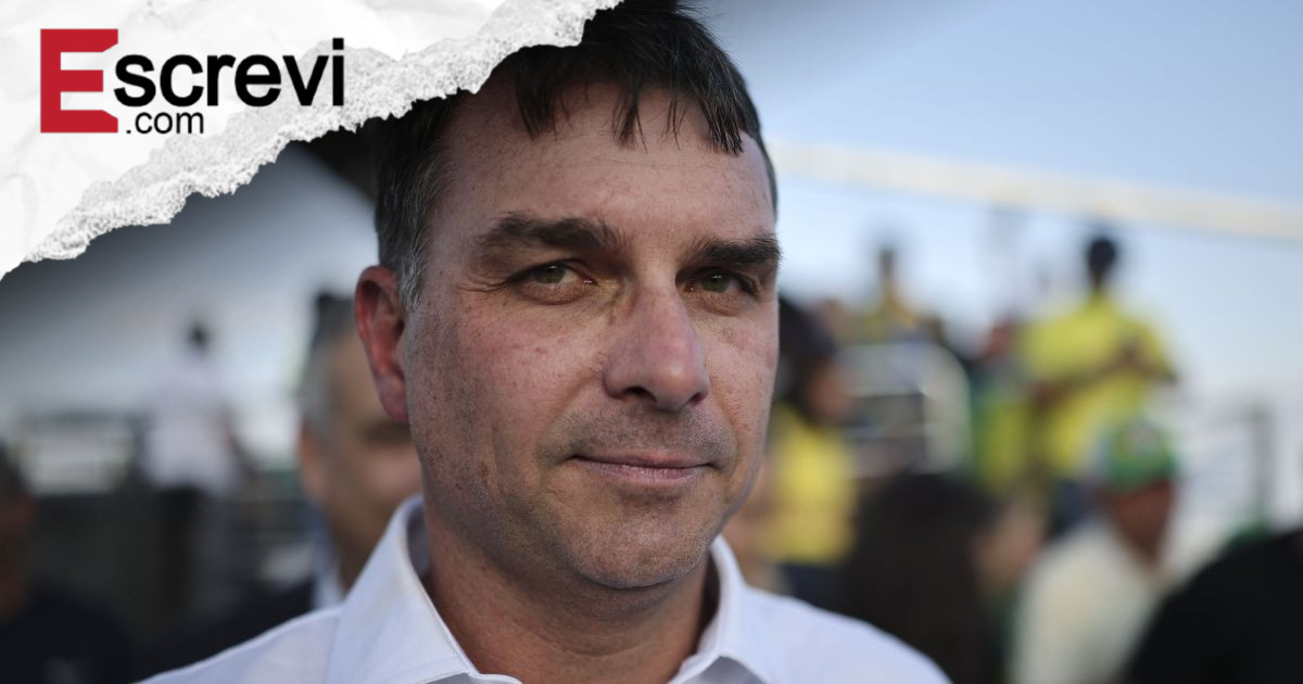 Especialista: Desistência de Ratinho Jr. pode levar Flávio ao centro imagem principal