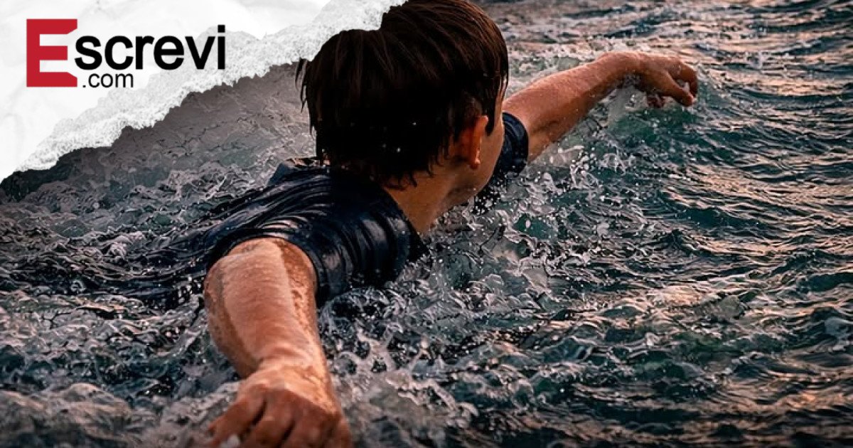 Menino de 13 anos nada por 4 km em mar agitado e salva a família na Austrália imagem principal