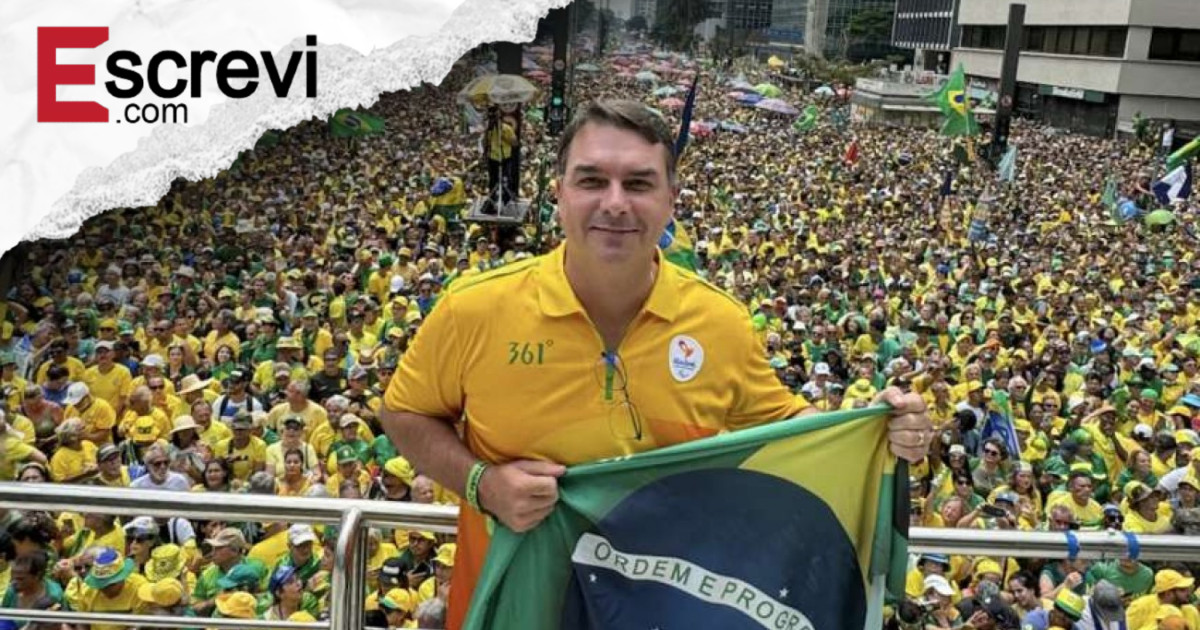 Surgem as primeiras camisetas em apoio a Flávio Bolsonaro imagem principal