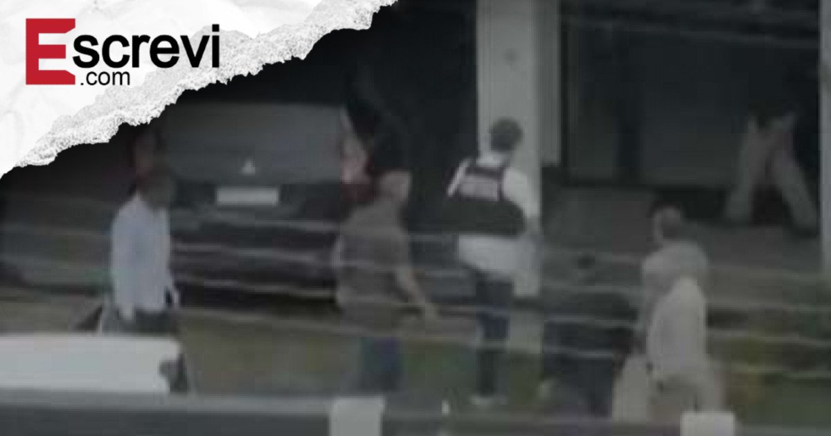 Surgem imagens da chegada de Bolsonaro em casa usando colete imagem principal